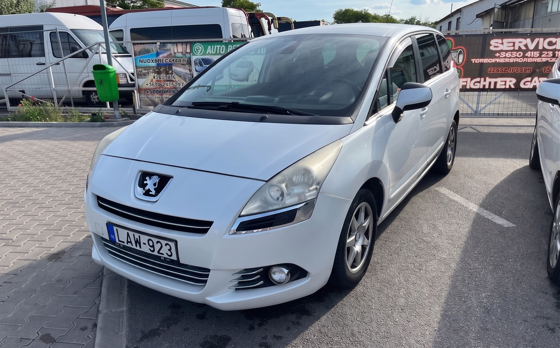 Peugeot 5008 — 7 személyes egyterű bérlés