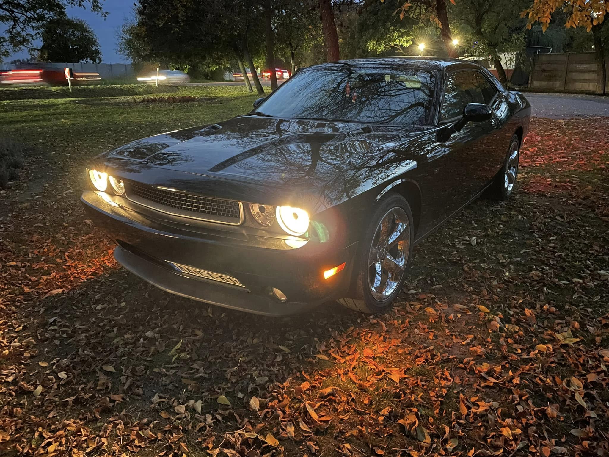 Dodge Challenger éjszaka, fényszórók