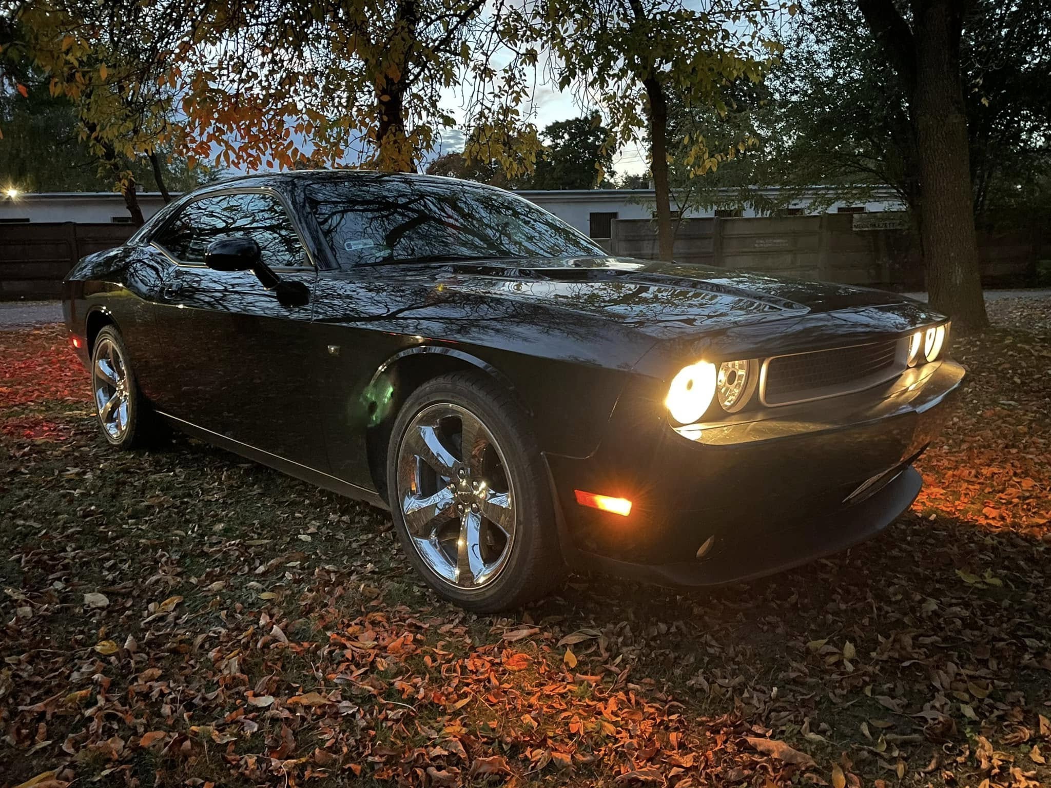 Challenger éjszaka oldalprofil