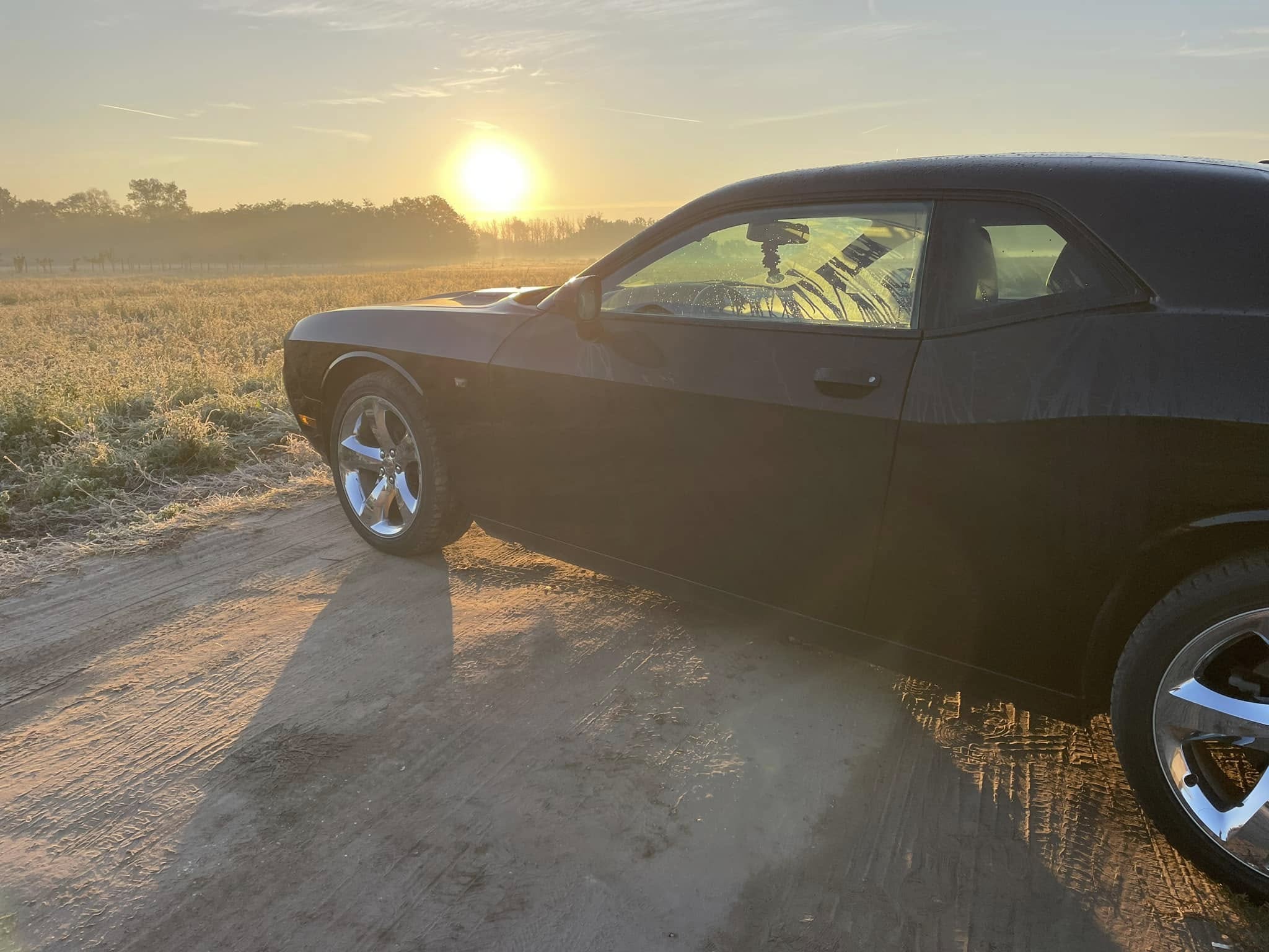 Dodge Challenger napfelkeltében — élményautó bérlés